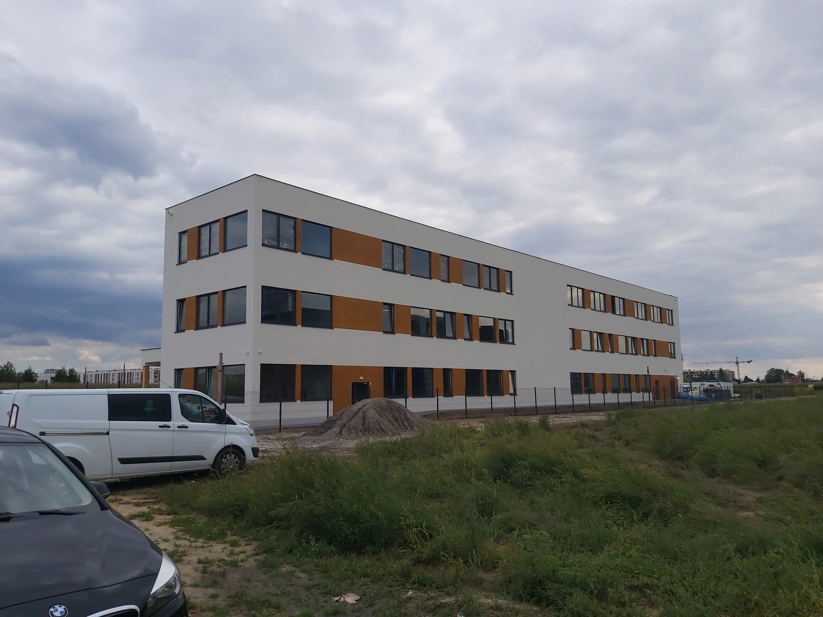 Trzykondygnacyjna szkoła modułowa pod Warszawą